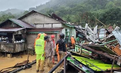 Ινδονησία: Τουλάχιστον 19 νεκροί, 2 αγνοούμενοι σε κατολίσθηση
