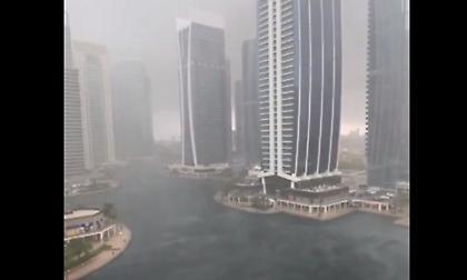 Αμφίβιες Porsche και τζετ σκι στους δρόμους: Απίστευτες εικόνες από την πλημμύρα στο Ντουμπάι