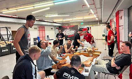 Ολυμπιακός: Ο Πετρούσεφ έσπασε… το ρόδι και κέρασε σουβλάκια την ομάδα για τα γενέθλια του