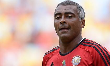 Ο Ρομάριο επιστρέφει στο ποδόσφαιρο στα 58 του και γράφει ιστορία!