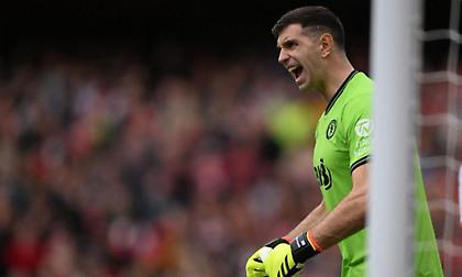 Τα έκανε όλα ο Μαρτίνες: Έδωσε την πρόκριση στη Βίλα με δύο αποκρούσεις πέναλτι και είδε δύο κίτρινες χωρίς να αποβληθεί