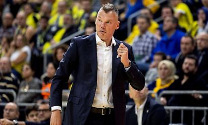 Πανηγύρισε το γκολ της Φενέρ επί του Ολυμπιακού μέσα από το γήπεδο ο Σάρας