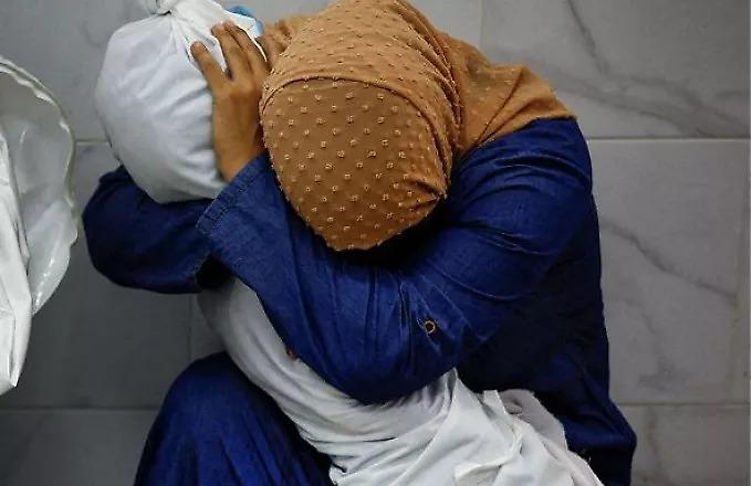 Η φωτογραφία της χρονιάς: Η Παλαιστίνια που κρατά την σαβανωμένη, νεκρή ανιψιά της