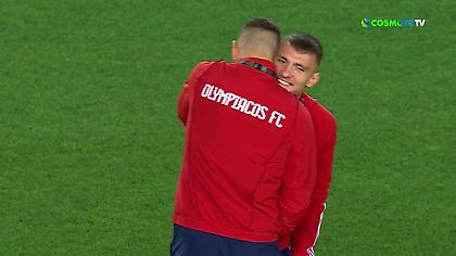 Μέσα σε έντονες αποδοκιμασίες η είσοδος της αποστολής του Ολυμπιακού στο «Σουκρού Σαράτσογλου»