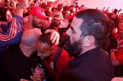 «Ελ Αραμπί, παράμ παράμ παμ πέρομ περόμ!»: Η αποθέωση του Μαροκινού από τους φίλους του Ολυμπιακού