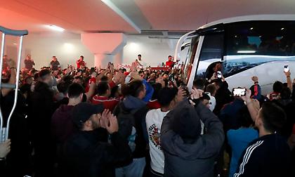 Καρέ-καρέ η άφιξη του Ολυμπιακού και η θρυλική αποθέωση από τους οπαδούς του