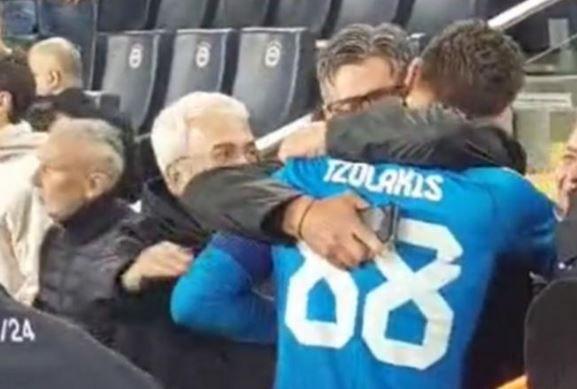 Η συγκινητική στιγμή με τον Τζολάκη να αγκαλιάζει τον πατέρα του μετά την τεράστια πρόκριση του Ολυμπιακού