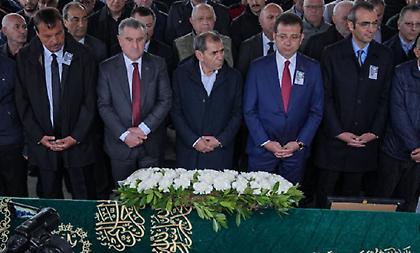 Συντετριμμένος στην κηδεία του πατέρα του ο Εργκίν Αταμάν