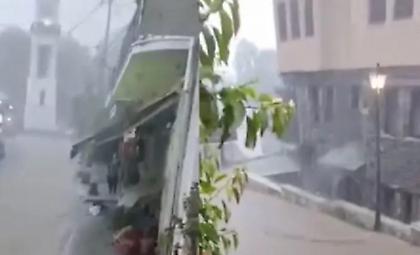 Η κακοκαιρία «επελαύνει» στο Πήλιο με σφοδρή καταιγίδα - Πλημμύρισαν οι δρόμοι σε Μηλιές και Ζαγορά