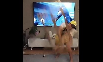 ΕΠΟΣ: Οπαδός της Φενέρμπαχτσε άρχισε τις κλωτσιές και… γκρέμισε το σαλόνι του στην τελευταία απόκρουση του Τζολάκη!