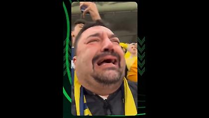 Πλάνταξε στο κλάμα οπαδός της Φενέρ μετά τον αποκλεισμό από τον Ολυμπιακό