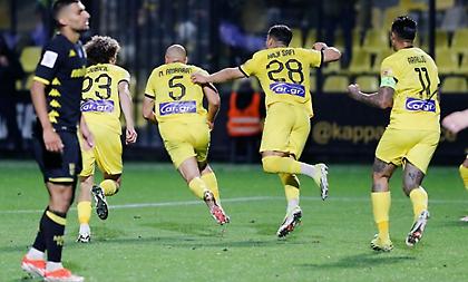 Λυτρωτής Άμραμπατ, λύγισε τον Χουτεσιώτη και διατήρησε την ανατρεπτική ΑΕΚ στην κορυφή!