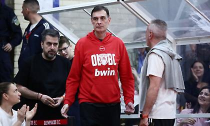 Μπαρτζώκας και παίκτες παρακολούθησαν το Ολυμπιακός-Παναθηναϊκός στο βοηθητικό του ΣΕΦ