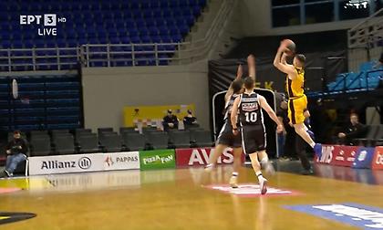 Απίθανο buzzer beater του Καράμπελα από το κέντρο!