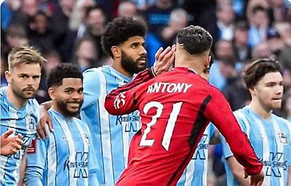 Διαφορά… αντίληψης: Ο Μαγκουάιρ συνεχάρη του παίκτες της Κόβεντρι, ο Άντονι έδειξε τα αυτιά του!