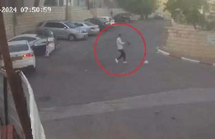 Η δραματική στιγμή της τρομοκρατικής επίθεσης στην Ιερουσαλήμ - Το όπλο του δράστη παθαίνει εμπλοκή