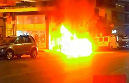 Κάτω Πατήσια: Εμπρησμός δυο αυτοκινήτων τη νύχτα - Υλικές ζημιές - Δείτε βίντεο