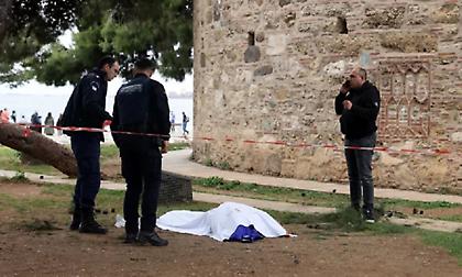 Ταυτοποιήθηκε ο άνδρας που έπεσε από τον Λευκό Πύργο στη Θεσσαλονίκη - Εξετάζεται το ενδεχόμενο της αυτοκτονίας