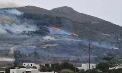 Φωτιά κοντά στην Παροικιά της Πάρου: Μήνυμα του 112 για απομάκρυνση των κατοίκων προς παραλία - «Σηκώθηκαν» ελικόπτερα