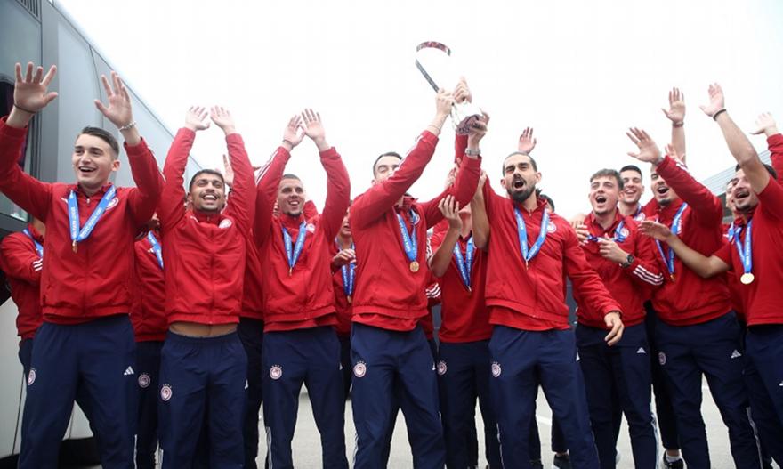 «Να 'τοι, να 'τοι οι πρωταθλητές»: Αποθέωση στην άφιξη του Ολυμπιακού που κατέκτησε το Youth League!