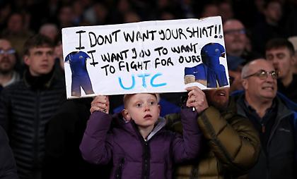 «Δεν θέλω τη φανέλα...»: Απίθανο πανό από πιτσιρικά οπαδό της Τσέλσι!