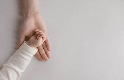 Ποινική δίωξη για κακούργημα στους γονείς του βρέφους που πέθανε στην Κω