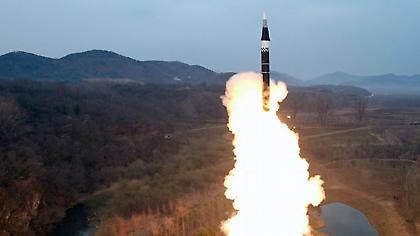 Βόρεια Κορέα: Ο Κιμ επέβλεψε άσκηση «πυρηνικής αντεπίθεσης»