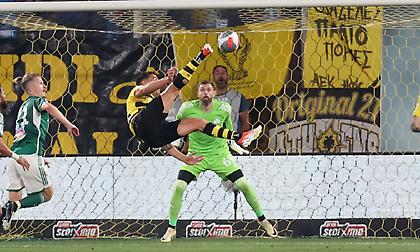 Τρελή χαμένη ευκαιρία της ΑΕΚ για το 3-0 με δύο δοκάρια στην ίδια φάση!