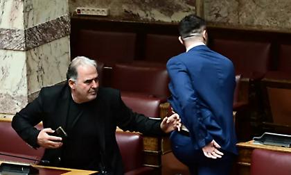 Εκφράσεις πεζοδρομίου πριν το πρωτοφανές επεισόδιο στη Βουλή: «Εσένα τη μανούλα σου θα τη γα@@@»