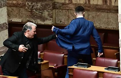 Στο Αυτόφωρο στέλνει τον Φλώρο ο Τασούλας μετά το ξύλο στη Βουλή