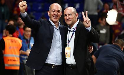 Η πανηγυρική φωτογραφία των αδερφών Αγγελόπουλων στη Βαρκελώνη