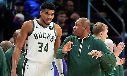 Ντοκ Ρίβερς για Γιάννη: «Έκανε ασκήσεις σουτάροντας σε κίνηση, δεν ξέρω τι σημαίνει αυτό»