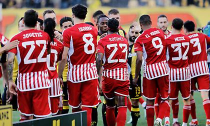 Νικολακόπουλος: «Το μυαλό στον Ολυμπιακό ήταν πριν την ώρα του στην Άστον Βίλα»