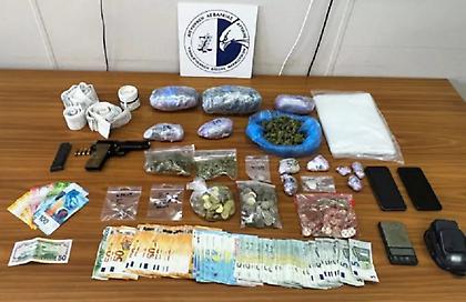 Εντοπίστηκαν ναρκωτικά και όπλο σε καφετέρια στα Εξάρχεια - Μία σύλληψη