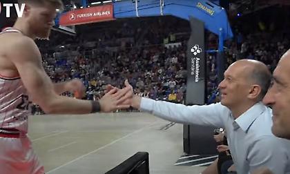 Το high five των παικτών με τους Αγγελόπουλους και η «μάχη» από… μέσα: Η παρακάμερα του Μπαρτσελόνα-Ολυμπιακός