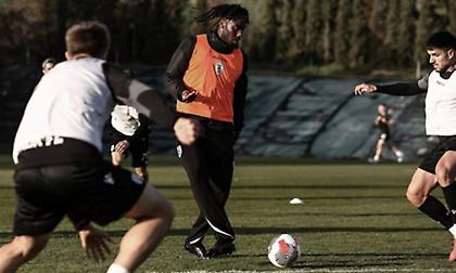 Μόνο ο Εκόνγκ εκτός με ΑΕΚ στον ΠΑΟΚ, την Κυριακή η αποστολή