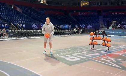 Έβαλε σορτσάκι και τα… στάζει από τα οκτώ μέτρα ο Σπανούλης!