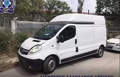 Κινηματογραφική καταδίωξη διακινητή μεταναστών στο κέντρο της Αθήνας - Στοιβαγμένα 15 άτομα, μεταξύ τους παιδιά, σε βαν!