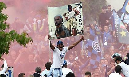 Ο Ντάμφρις σήκωσε πανό που τον δείχνει να έχει σε... λουρί τον Τεό Ερναντέζ