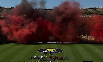 Μαγική ατμόσφαιρα στο «Μαρακανά» με δεκάδες καπνογόνα από τους φίλους της Φλαμένγκο!