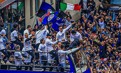 Βάφτηκε νερατζούρο το Μιλάνο: Γιόρτασε το Scudetto με παρέλαση η Ίντερ!