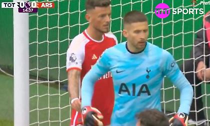 Σκανταλιάρης ο Γουάιτ, προσπάθησε να χαλαρώσει το γάντι του Βικάριο πριν από κόρνερ!