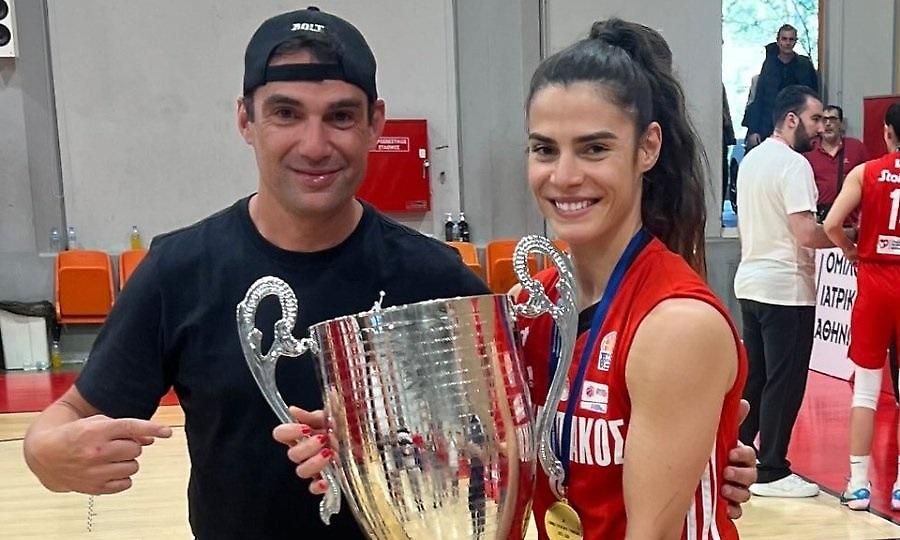 Πανηγύρισε με τη σύντροφό του το threepeat του Ολυμπιακού ο Χούτος