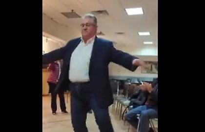 Viral το ζεϊμπέκικο του Δημήτρη Κουτσούμπα στη Νέα Υόρκη