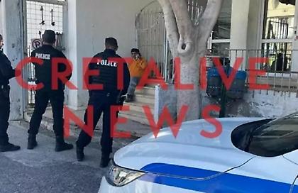 Λασίθι: Απεγνωσμένος άνδρας απειλούσε να αυτοπυρποληθεί έξω από τη ΔΕΗ, λόγω χρεών