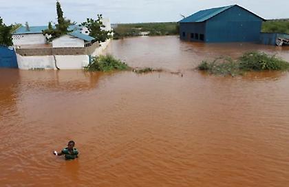 Έσπασε φράγμα στο Ναϊρόμπι - Δεκάδες νεκροί - Ψάχνουν αγνούμενους στις λάσπες