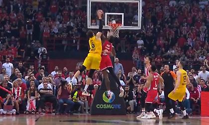 Ασύλληπτη τάπα του Ράιτ στον Βέσελι πάνω στο κάρφωμα πανηγυρίστηκε σαν… γκολ στο ΣΕΦ!