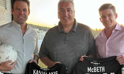 ΟΦΗ: Ο Μπούσης συναντήθηκε με Κασσελάκη και Τάιλερ χαρίζοντάς τους από μία φανέλα της ομάδας