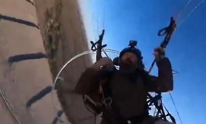 Βίντεο κατέγραψε την πτώση youtuber με μηχανοκίνητο αλεξίπτωτο πλαγιάς: Σώθηκε από θαύμα!