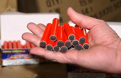 Συνελήφθη ιδιοκτήτρια στη Δράμα για παράνομα παιδικά αθύρματα - Κατασχέθηκαν 4.100 τεμάχια